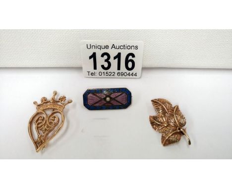 A vintage blue/pink enamel brooch, a 9ct gold heart brooch surmounted by a crown and a 9ct gold brooch fashioned as a leaf