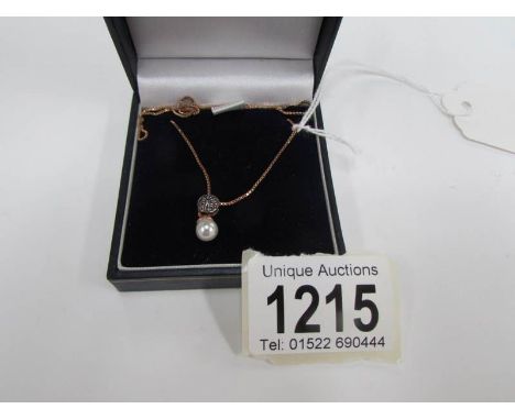 A 9ct yellow gold box link chain with pearl pendant