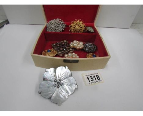 A quantity of vintage jewellery in jewellery box