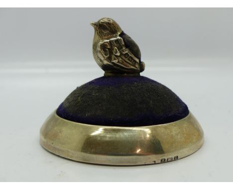 Edwardian hallmarked silver pin cushion by Levi &amp; Salaman, in the form of a seated chick on a circular stand, H: 45 mm, D