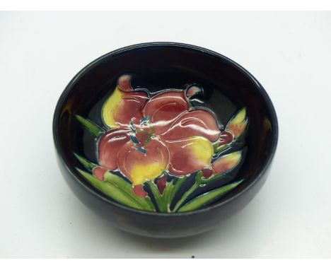 Moorcroft bowl in the African Lily pattern, no cracks or chips, D: 80 mm. UK P&amp;P Group 1 (£16+VAT for the first lot and £
