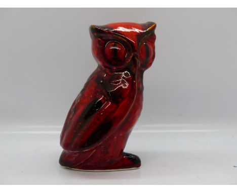Anita Harris small owl, signed in gold, no cracks or chips, H: 11 cm. UK P&amp;P Group 1 (£16+VAT for the first lot and £2+VA