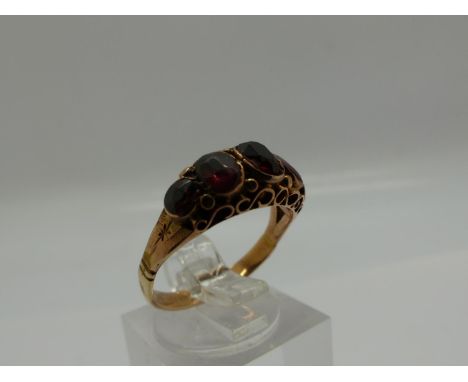 9ct gold ring set with garnet, size M, 2.0g. UK P&amp;P Group 0 (£6+VAT for the first lot and £1+VAT for subsequent lots) 