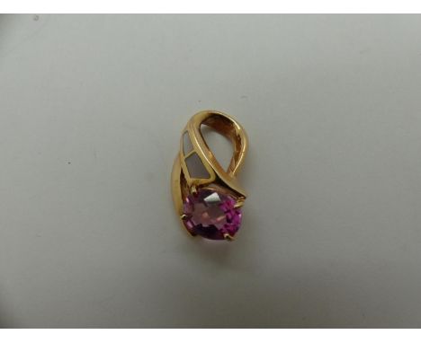 14ct gold pendant set with pink tourmaline and opal, H: 29 mm, 5.0g. UK P&amp;P Group 0 (£6+VAT for the first lot and £1+VAT 