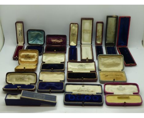 Mixed antique brooch and stick-pin boxes. UK P&amp;P Group 1 (£16+VAT for the first lot and £2+VAT for subsequent lots) 