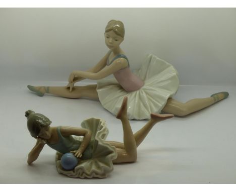 Two Nao ballerinas, no cracks or chips, H: 17 cm. UK P&amp;P Group 2 (£20+VAT for the first lot and £4+VAT for subsequent lot