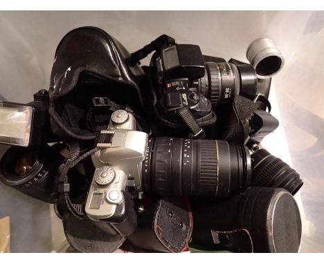 Collection of Pentax auto focus SLR cameras and accessories. UK P&amp;P Group 2 (£20+VAT for the first lot and £4+VAT for sub