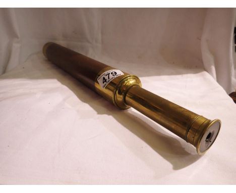 Single draw brass and wooden telescope, no makers mark, extended L: 59 cm. UK P&amp;P Group 1 (£16+VAT for the first lot and 