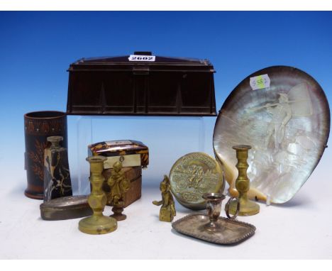 A COLLECTION OF MISCELLANIA TO INCLUDE AN ELO WARE BAKELITE BOX, A CYCLISTS COLLAPSIBLE CUP, SEALS, PIPE TAMPERS, A TRAVELLIN