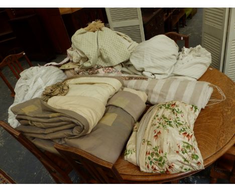 A LARGE GROUP OF BLINDS, PAIRS OF CURTAINS, ETC INCLUDING WILLIAM MORRIS PATTERN, LACE, LINEN AND POLISHED COTTON.