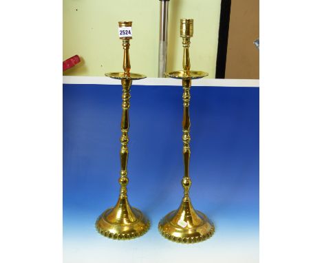 A PAIR OF GEORGIAN STYLE BRASS TOPPED FLUTED MAHOGANY CANDLESTICK LAMPS.  H 53cms.  TOGETHER WITH A PAIR OF EASTERN BRASS CAN
