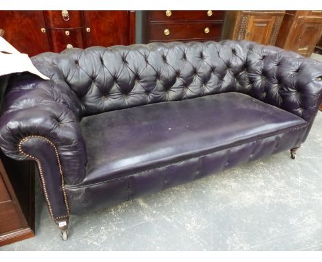 A VICTORIAN BUTTON UPHOLSTERED LEATHER CHESTERFIELD SETTEE ON TURNED FORELEGS.   W.200 x D.90 x H.72cms SEAT HEIGHT 42cms.