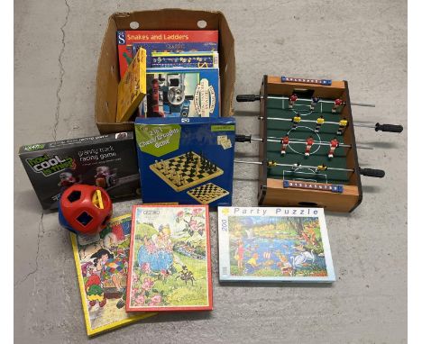 A box of assorted vintage &amp; more modern toys, books and games. To include: 2 wooden Victory jigsaw puzzles, table top foo