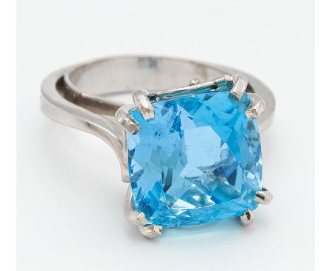 AQUAMARIN-RING. Deutschland. 750/- Weißgold, getestet, Gesamtgewicht: ca. 8,0 g. EU-RM: 54. 1 Aquamarin im Kissen-Schliff ca.