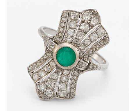 SMARAGD-DIAMANT-RING. Platin, getestet, Gesamtgewicht: ca. 6,5 g. EU-RM: 60. Ca. 56 Brillanten im Alt-Schliff. 1 runder, face