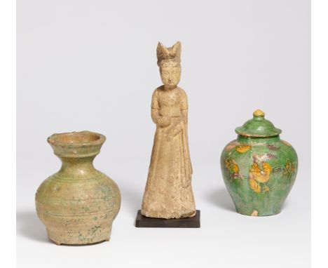 FIGURE OF A LADY AND TWO JARS.  China. Han- (206 BC-220 AD) und Tang dynasty (618-907).  Ceramic with green, colored and Sanc