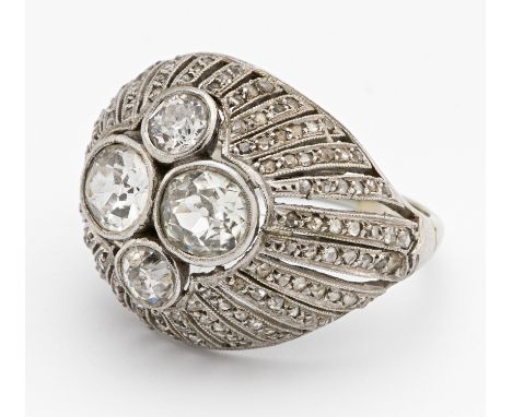 DIAMANT-RING. Jugendstil. Platin, getestet, Gesamtgewicht: ca. 7,0 g. EU-RM: 51. Viele kleine Diamanten, 4 Diamanten im Alt-S