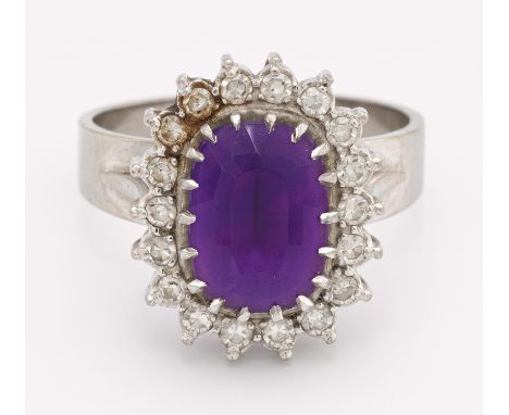 AMETHYST-RING. 750/- Weißgold, Punze, Gesamtgewicht: ca. 6,5 g. EU-RM: 56. 18 kleine Brillanten Ø ca. 1,5 mm. 1 ovaler, facet