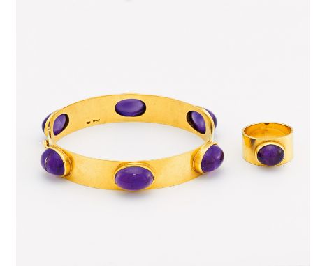 SET: AMETHYST-ARMSPANGE UND RING. Deutschland. 585/- Gelbgold, Punze, Gesamtgewicht: ca. 47,0 g. EU-RM: 62. Innendurchmesser 