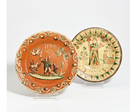 SCHÜSSEL MIT HL. CORNELIUS UND SCHÜSSEL MIT OPFERUNG ISAAKS. Niederrhein. Datiert 1768 bzw. 1773. Irdenware mit farbigem Deko