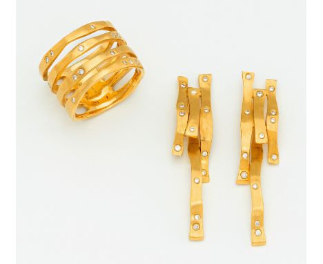 H. STERN. Diamant Set: Ohrringe und Ring. Deutschland. 750/- Gelbgold, Punze, Gesamtgewicht: ca. 17,5 g. EU-RM: 51. Länge 4,0