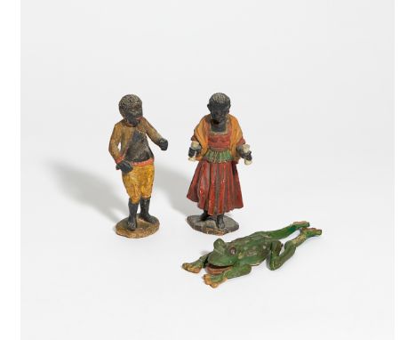 KLEINER, BEWEGLICHER FROSCH UND ZWEI MOHRENFIGUREN. Süddeutsch. Holz geschnitzt, farbig gefasst. L. ca. 22,5/H.16/15,5cm. Zus