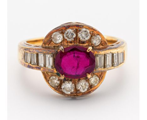 RUBIN-DIAMANT-RING. 750/- Gelbgold, Punze, Gesamtgewicht: ca. 5,5 g. EU-RM: 48. 16 Diamanten im Baguette- und Brillant-Schlif