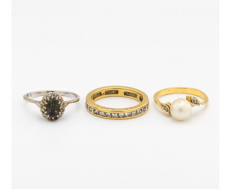 KONVOLUT: DREI RINGE. 750/- Weißgold, Punze, 585/- Gelbgold, getestet, Gesamtgewicht: ca. 9,5 g. EU-RM: 53, 54, 55. Ca. 44 Di