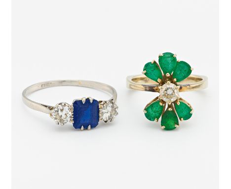 KONVOLUT: ZWEI FARBSTEIN-DIAMANT-RINGE. 585/- Weißgold, getestet, Gesamtgewicht: ca. 7,0 g. EU-RM: 51, 61. 3 Brillanten Ø ca.