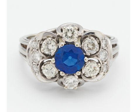 SAPHIR-DIAMANT-RING. Deutschland. um 1950. Platin, getestet, Gesamtgewicht: ca. 6,0 g. EU-RM: 55,5. 12 Brillanten, 6 ca. 1,4 