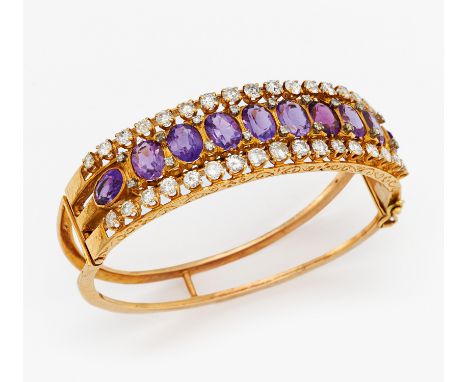 AMETHYST-ARMSPANGE. 585/- Gelbgold, Punze, Gesamtgewicht: ca. 36,0 g. Innendurchmesser 5,5 x 5,0 cm. 34 Diamanten im Alt-Schl