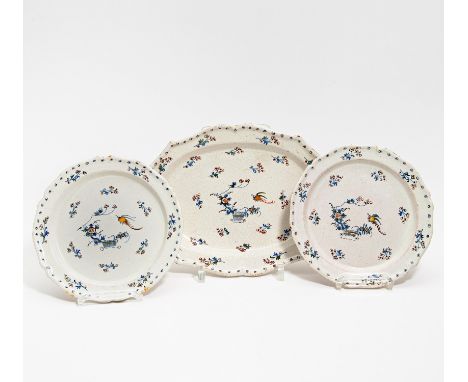 CERAMIC PAIR OF PLATES AND OVAL PLATTER 'LA HAIE FLEURIE'.  Wohl Brüssel. 18. Jh.  Fayence mit weißer Glasur und farbigem Dek