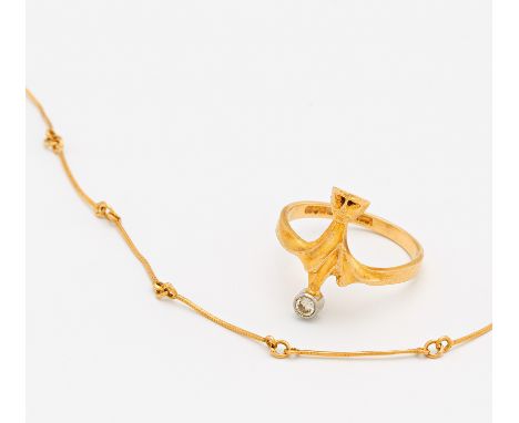 KONVOLUT: DIAMANT-RING UND KETTE. Wohl Finnland. 750/- Gelbgold, Punze, Gesamtgewicht: ca. 7,0 g. EU-RM: 57. Kette Länge 45,0