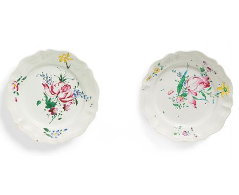 TWO CERAMIC PLATES WITH OUTLINED FLOWERS.  Straßburg. 1762-1784. Joseph Hannong.  Beiger Scherben mit weißer Glasur und polyc