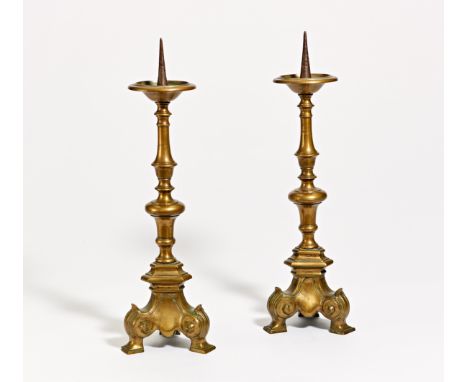 PAAR GROßE LEUCHTER MIT BALUSTERSCHAFT. Messing, Eisendorn. H. je 50cm. Zustand B. Provenienz:Privatsammlung Baden-Württember