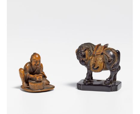 ZWEI NETSUKE: STONE MASON AND HORSE.  Japan. 19th c.  Wood, carved, at the horse black, red and gold lacquer. a) Stonemason w