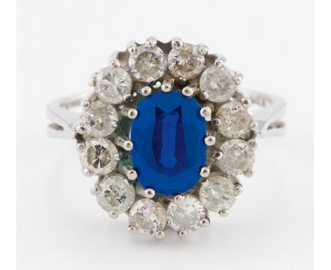 SAPHIR-DIAMANT-RING. Deutschland. Um 1970. 585/- Weißgold, Punze, Gesamtgewicht: ca. 5,0 g. EU-RM: 53. 12 Brillanten. 1 ovale