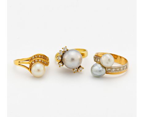 KONVOLUT: DREI PERL-RINGE. 750/- und 585/- Gelbgold, Punze, Gesamtgewicht: ca. 16,5 g. EU-RM: 56, 54. Ca. 32 kleine Diamanten