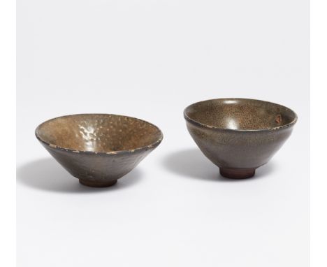 TWO TENMOKU TEA BOWLS. Japan. 18th-19th c. Dark brown, highly fired stoneware, covered with dark brown Tenmoku glaze, one wit