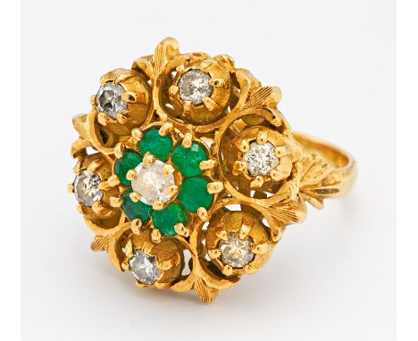 SMARAGD-DIAMANT-RING. 750/- Gelbgold, Punze, Gesamtgewicht: ca. 10,0 g. EU-RM: 50. 7 Diamanten im Übergangs-Schliff Ø ca. 2,5
