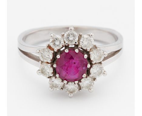 RUBIN-DIAMANT-RING. Deutschland. 750/- Weißgold, Punze, Gesamtgewicht: ca. 5,5 g. EU-RM: 57. 10 Brillanten Ø ca. 2,1 - 2,5 mm