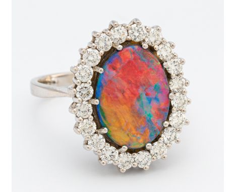 OPAL-DIAMANT-RING. Deutschland. Um 1986. 750/- Weißgold, Punze, Gesamtgewicht: ca. 5,6 g. EU-RM: 52. 20 Brillanten zus. ca. 0