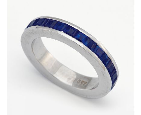 SAPHIR-RING. Deutschland. 750/- Weißgold, Punze, Gesamtgewicht: ca. 5,5 g. EU-RM: 48. 26 Saphir- Karrees.  Voraussichtliche V