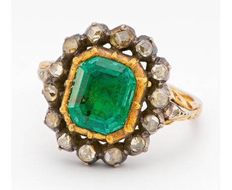 SMARAGD-RING. Deutschland. Um 1880. 585/- Gelbgold, getestet, Silber, Gesamtgewicht: ca. 4,4 g. EU-RM: 51. 16 kleine Diamante