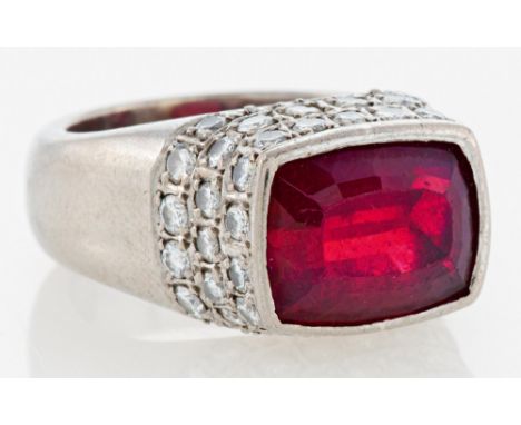 RUBELLITE-DIAMOND-RING. Germany. ca. 1980. 585/- white gold, total weight: 11.5g. EU-RM: 50. 48 brilliants in total ca. 0.6ct