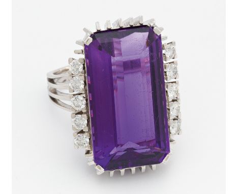 AMETHYST-DIAMANT-RING. Deutschland. 750/- Weißgold, getestet, Gesamtgewicht: ca. 11,0 g. EU-RM: 53,5. 10 Brillanten zus. ca. 