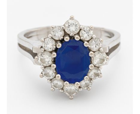 SAPHIR-DIAMANT-RING. Deutschland. Um 1980. 585/- Weißgold, Punze, Gesamtgewicht: ca. 8,0 g. EU-RM: 58. 12 Brillanten Ø ca. 2,