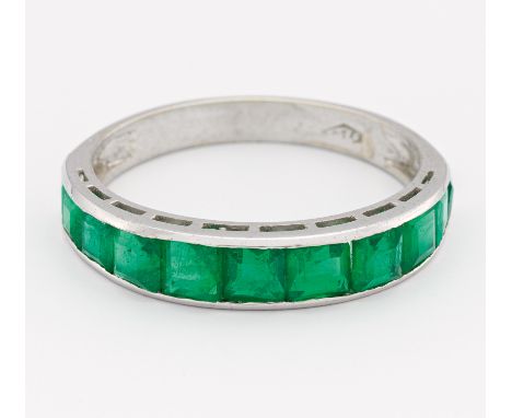 SMARAGD-RING. Deutschland. Um 2000. 750/- Weißgold, Punze, Gesamtgewicht: ca. 2,0 g. EU-RM: 55. 11 rechteckige, facettierte S