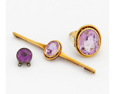 SET: AMETHYST RING UND NADEL. Deutschland. Um 1960/70. 585/- Gelbgold, Punze, Gesamtgewicht: ca. 13,0 g. EU-RM: 53. 6,2 cm. 2