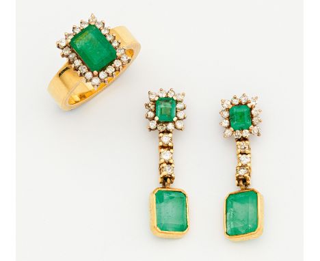 SMARAGD-SET: RING UND OHRGEHÄNGE. 585/-, 750/- Gelbgold, Punze, Gesamtgewicht: ca. 13,0 g. EU-RM: 49. Länge 2,9 cm. 50 Diaman